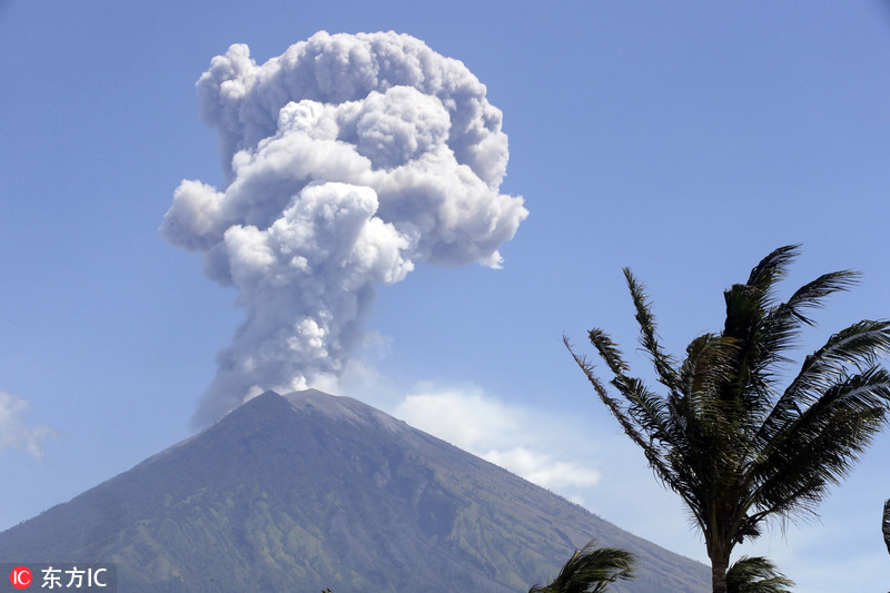 巴厘岛阿贡火山持续喷发 火山灰翻腾成蘑菇云