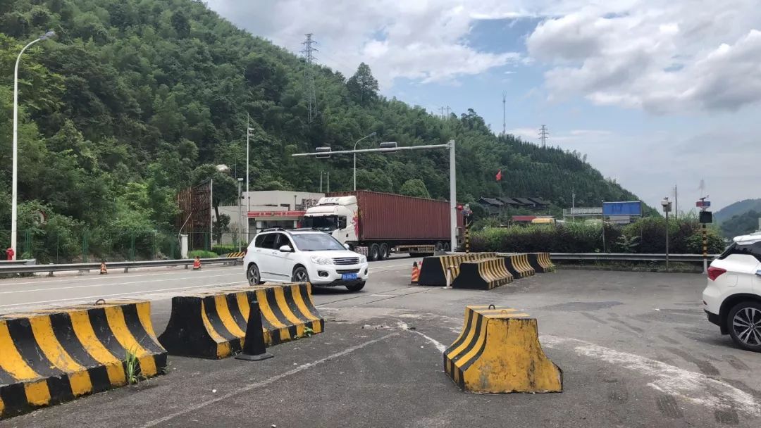 突发沪昆高速怀化段雪峰山隧道面对隧道起火他们这样选择