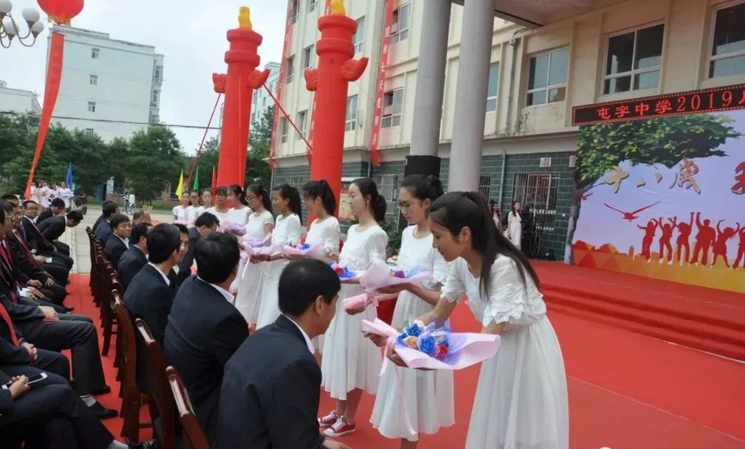 镇原屯字中学一群孩子集体过生日场面宏大感人