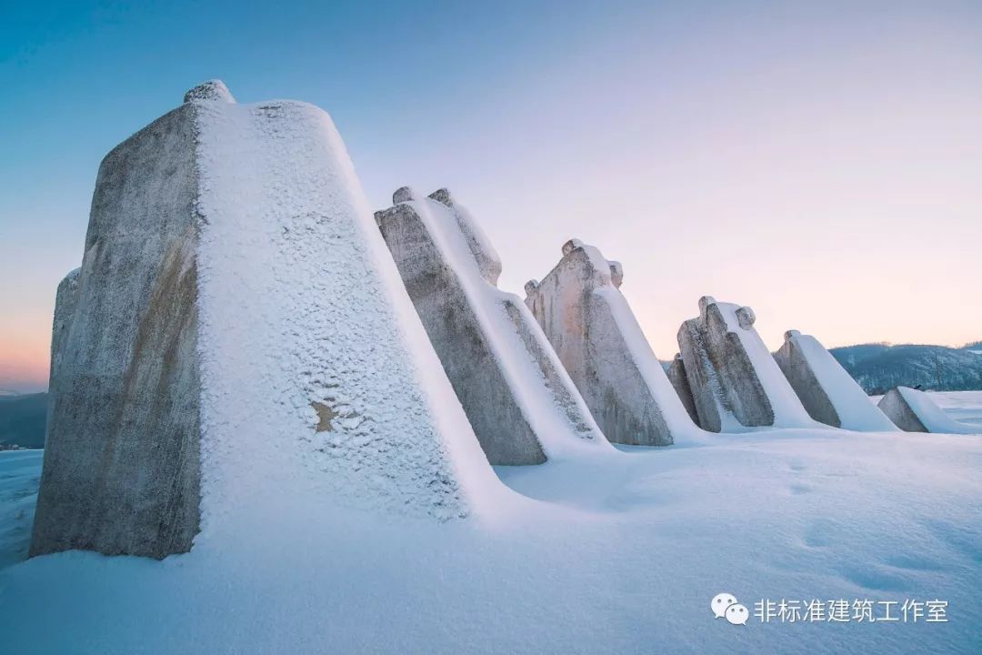 都指向同理心的運用:①準確找到紀念事件中最有代表性的傷痕(彈孔)