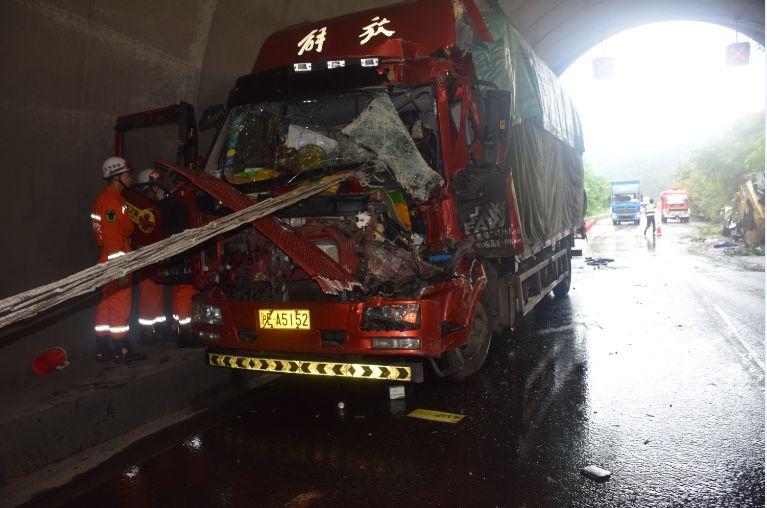 险!包茂高速宣汉段尖咀隧隧道内发生货车追尾事故 2人受伤