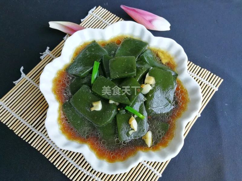 圖文 | 清水淡竹 原料: 神仙豆腐,姜,蒜,蔥,油,鹽,料酒,生抽 做法: 2