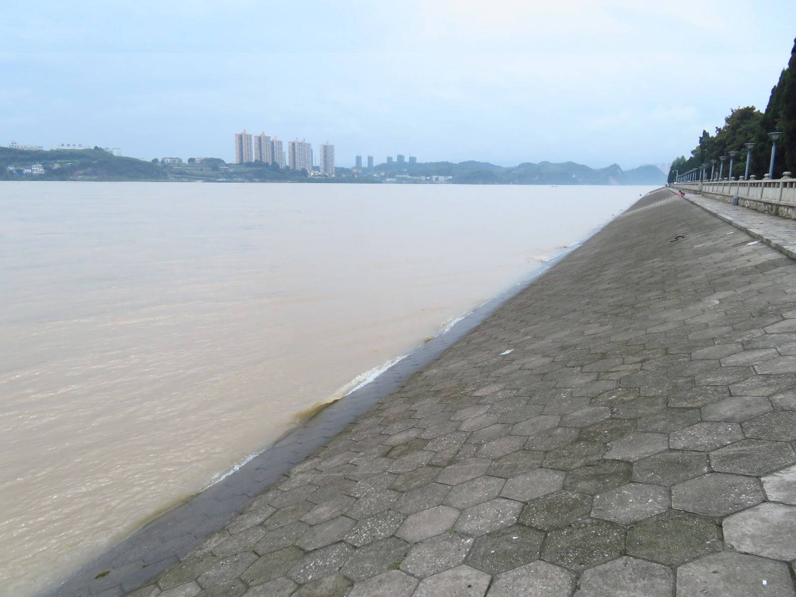 长江宜昌段水位上涨 市民江边看江景