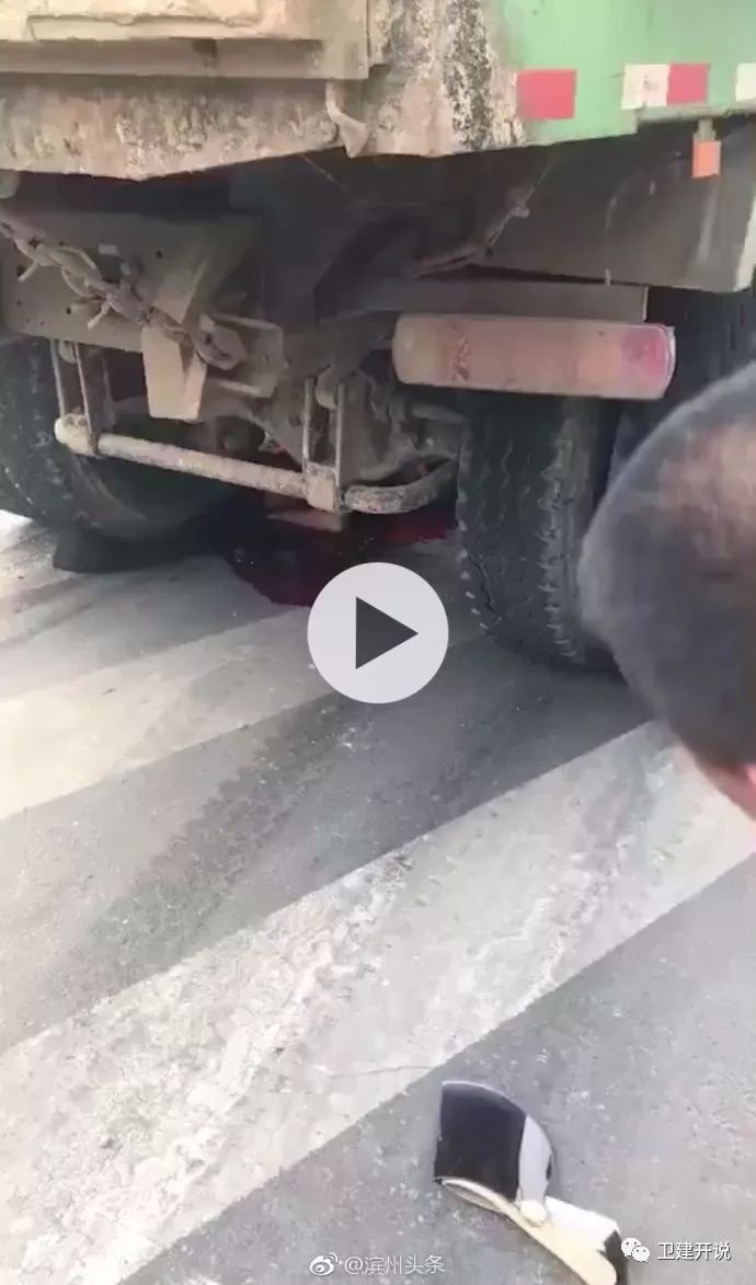 突發濱州一摩托車司機遭大貨車碾壓身亡又是大貨車