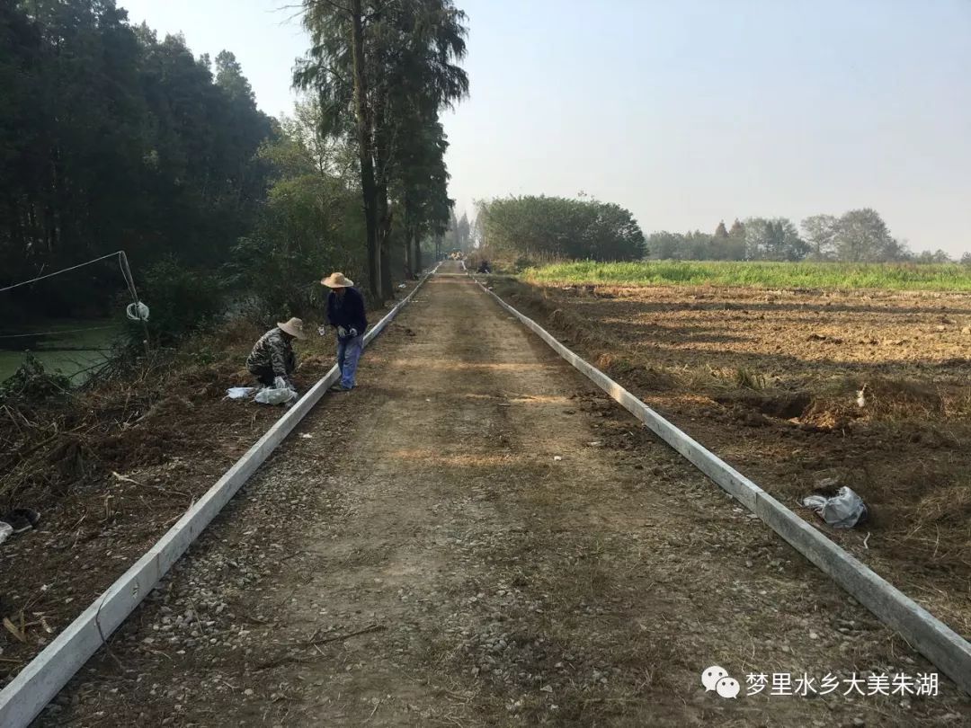 和平生产队产业扶贫道路硬化施工中 鲁宝田 图三合生产队机耕路施工