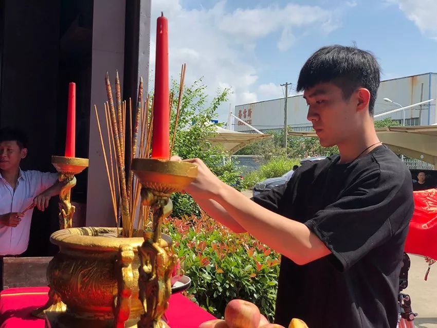 嫡子独孤诚(李钒恺饰)作为大周接班人培养,把当朝圣上宇文雍(米热饰)