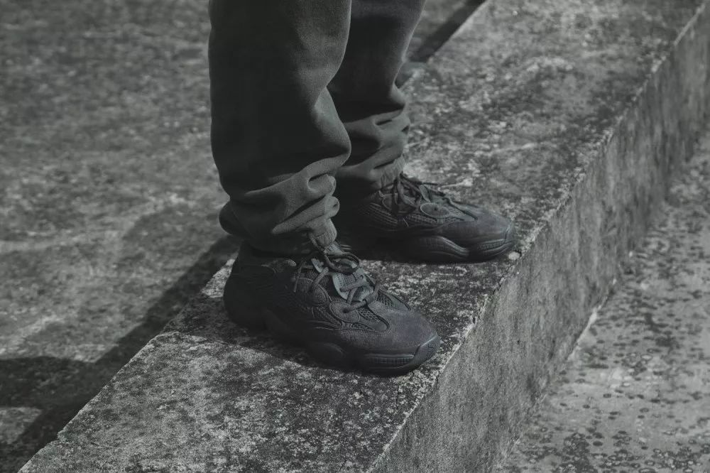 看看上脚效果!yeezy 500 utility black 本周末正式发售