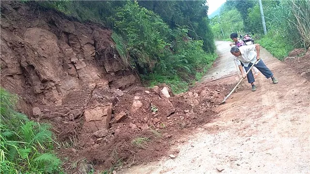 西充县大力排查整治暴雨后的道路安全隐患