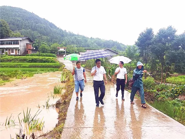 西充县大力排查整治暴雨后的道路安全隐患