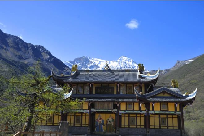 黄龙古寺,据《松潘县志》记载"黄龙寺,明兵马使马朝靓所建,亦名雪山