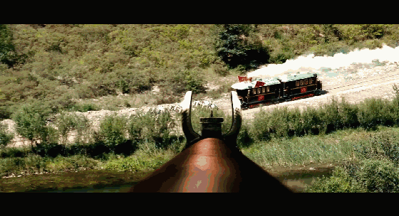 一旁的师爷正在溜须拍马,在电影《让子弹飞》里故事从火车开始,以火车