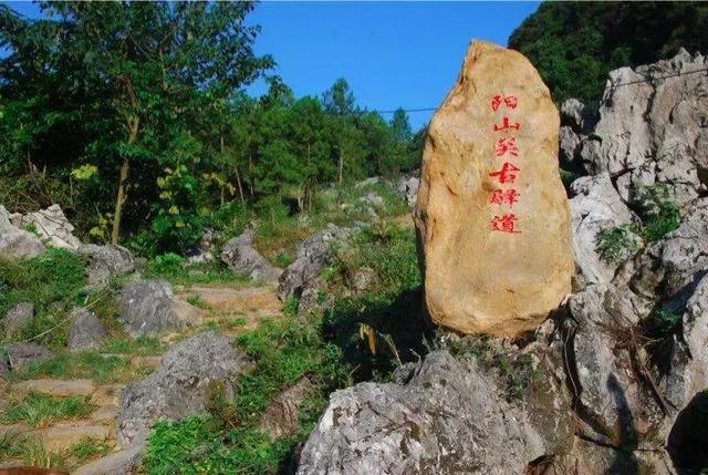 神峰關鷹嘴桃果園距度假區約8分鐘車程,位於陽山縣大崀鎮坑塘村.