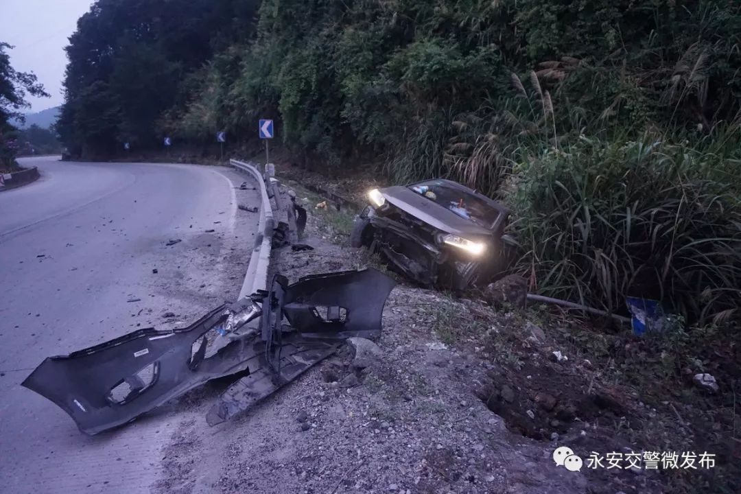 永安一车主疲劳驾车酿事故,车祸现场一片狼籍