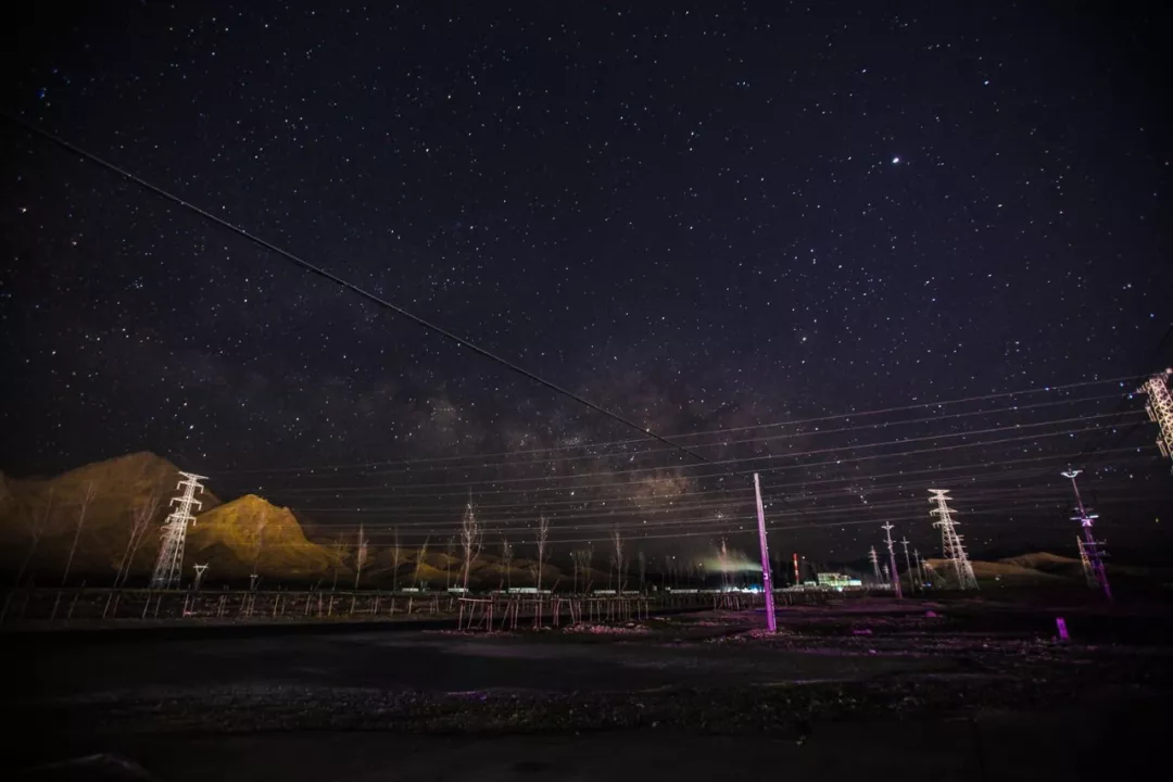 狮泉河镇夜景图片