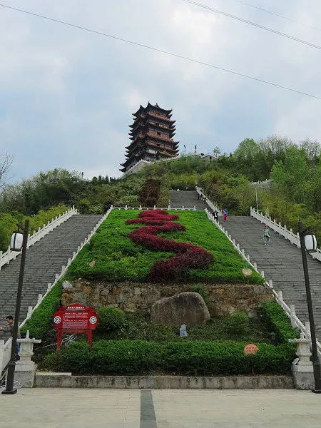 紫阳 文笔山 爬到山顶,豁然开朗, 紫阳 县城全貌尽收眼底,整个 紫阳