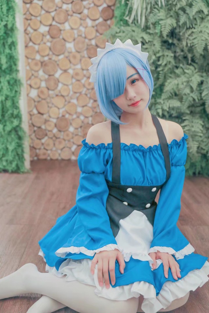 蕾姆cosplay 这个萌妹是蓝色的