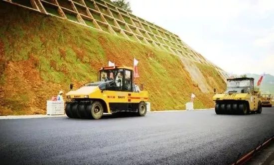 沥青下面层胶轮压路机碾压(图/李兴明)沥青下面层拆模后照片(图/舒伟