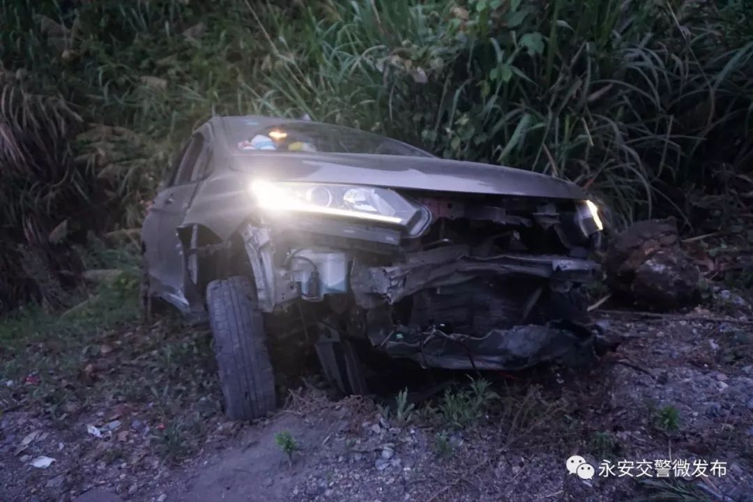 永安一车主疲劳驾车酿事故,车祸现场一片狼籍