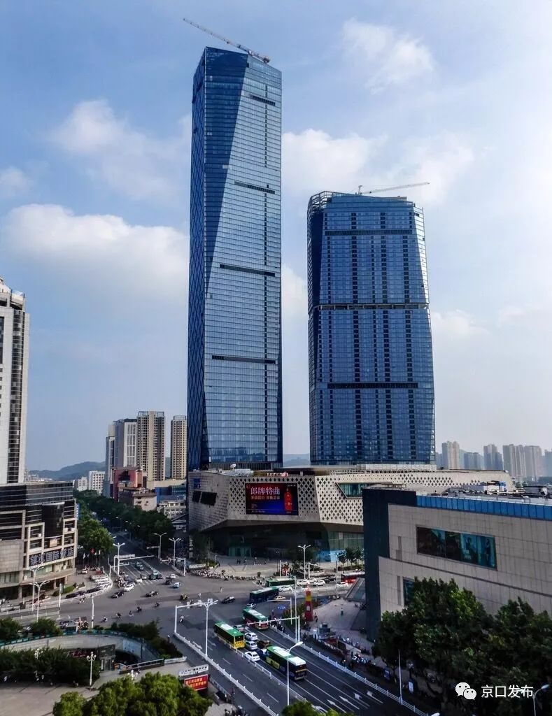 该项目坐落于镇江第一高楼——苏宁广场,位于镇江最繁华的商业中心