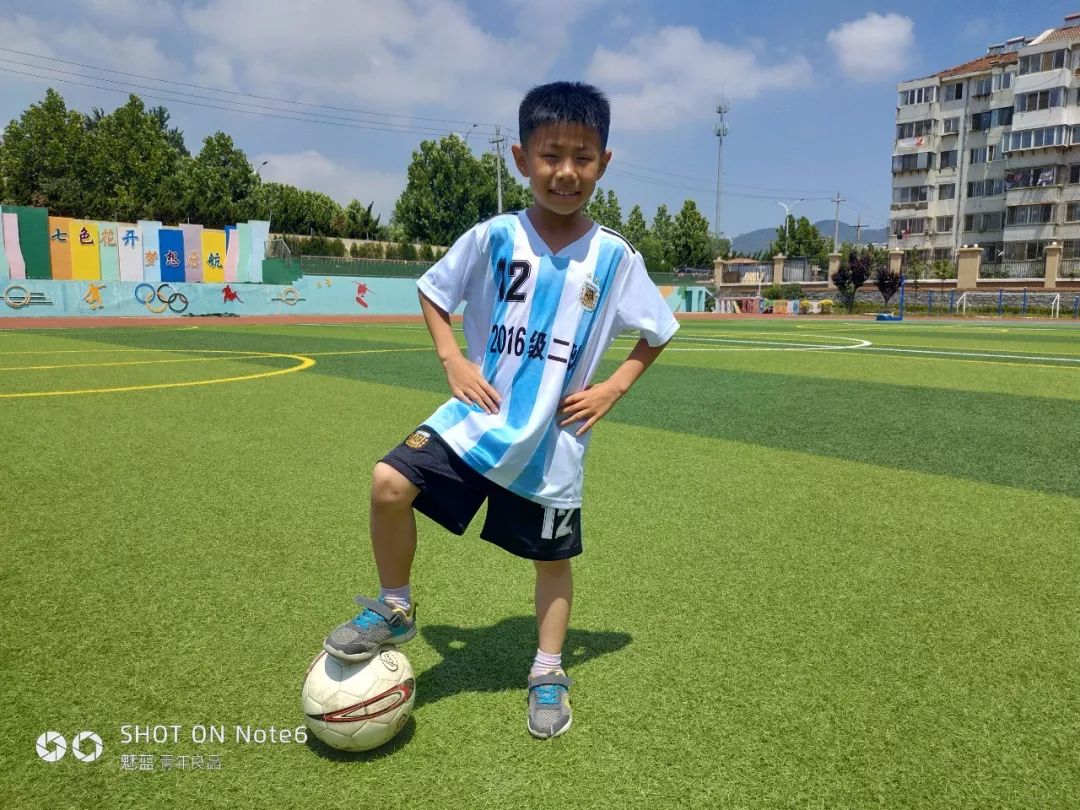 【鲁峰61星秀场】校园足球小明星,一起迎着阳光奔跑吧!