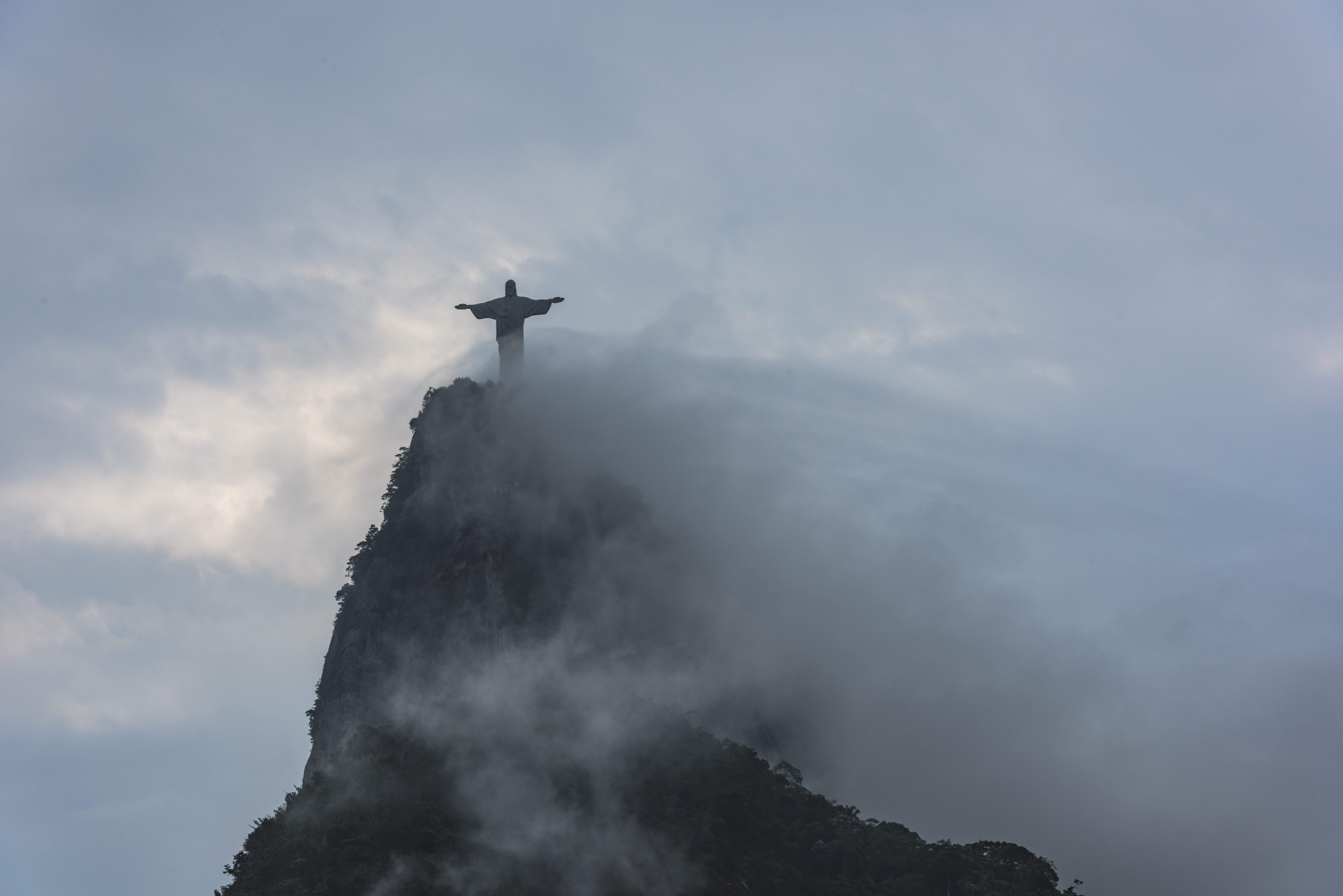 今晚巴西队即将开赛,让里约的基督像为他们祝福吧