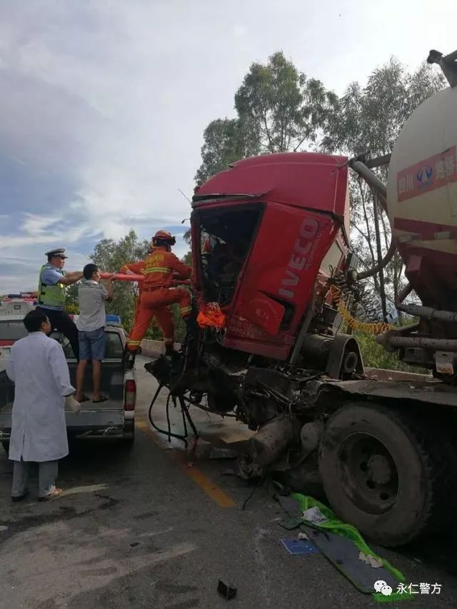 永仁108國道兩輛大貨車相撞,致1人受傷,交通中斷!