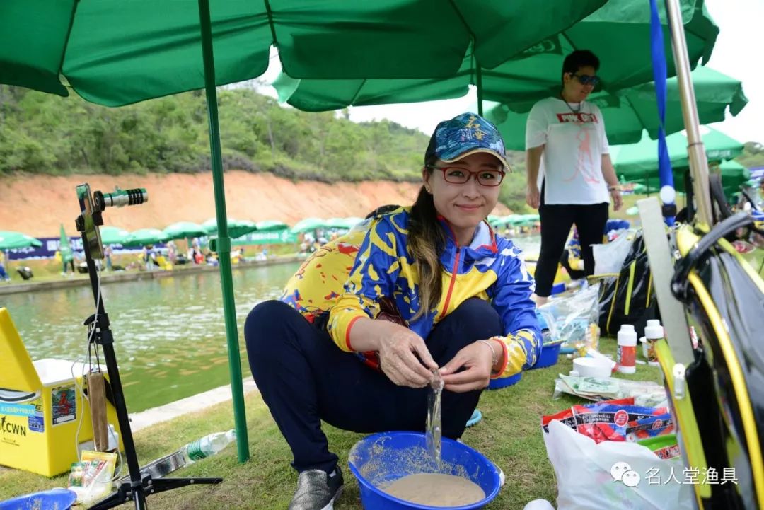 名人堂女子钓鱼大赛赛场上的美女钓手们