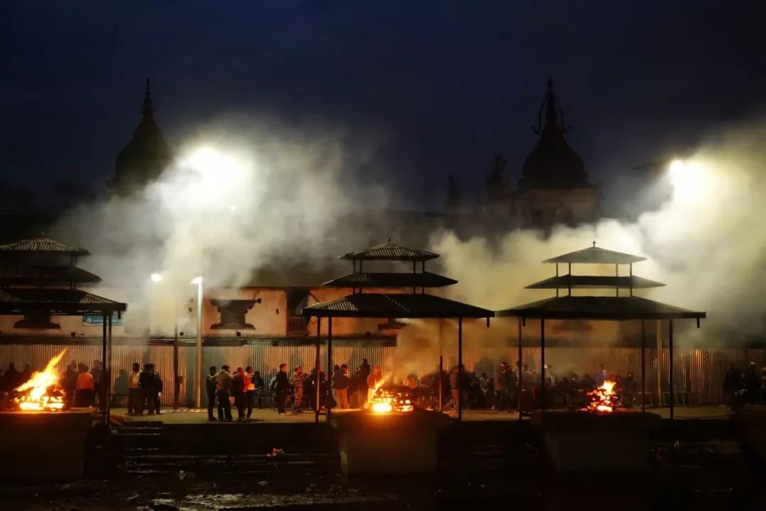 在尼泊爾燒屍廟偶遇聖河祭祀,這裡就像是天堂的入口