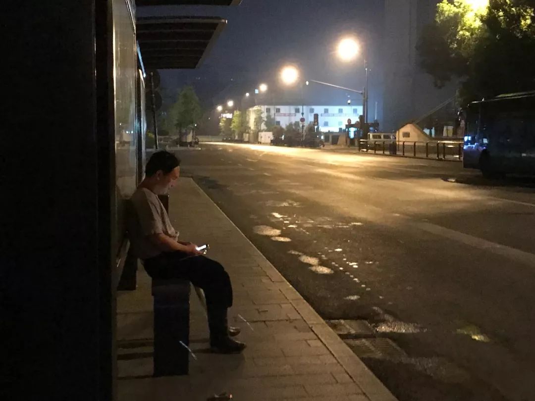 深夜12点我在杭州的夜班公交上拍下了这一幕