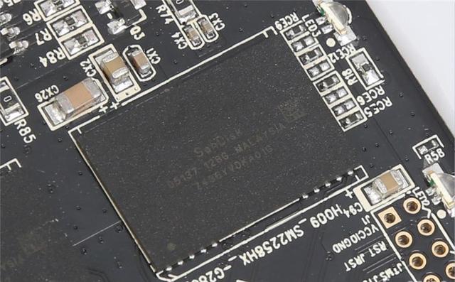 全球首款无外接供电的RGB SSD！台电锋芒S700 240G评测