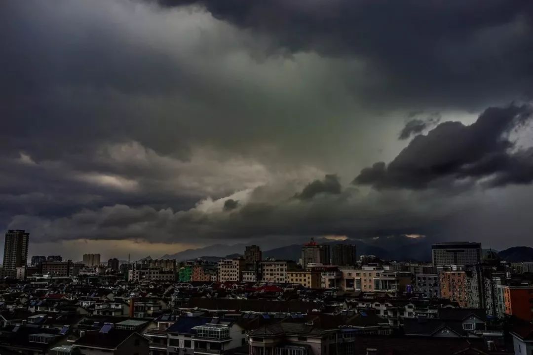 昨晚東陽人的朋友圈被暴雨刷屏了環城北路汽車南站統統淪陷網友吐槽是