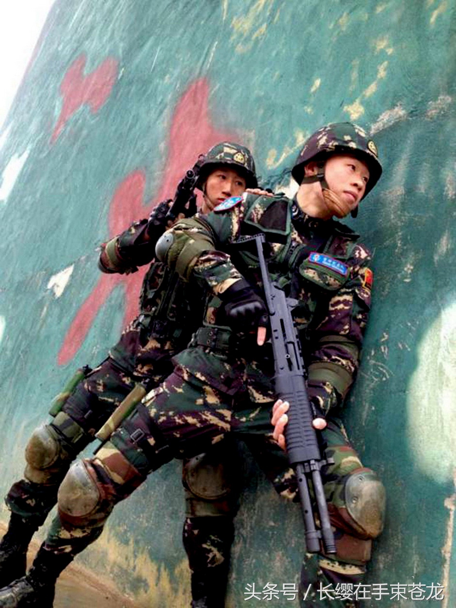 装备先进的中国空降兵雷神突击队