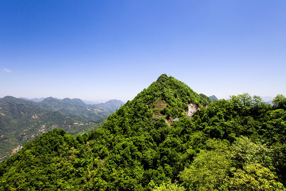 凌空翘首于万仞绝壁之上,三面悬于万丈深渊,是用4根石柱插入石缝,仿若