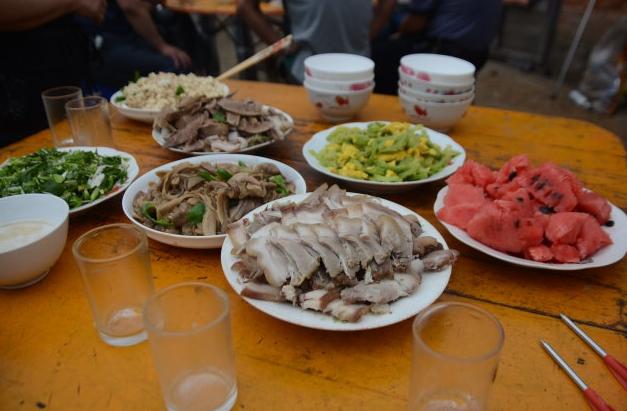 農村女朋友家3頓飯,一大早就喝酒,最後1道