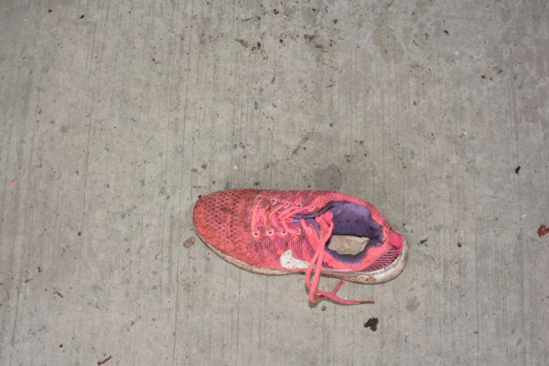 女生车祸只剩一只鞋图片