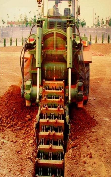 采用轮式越野底盘和链轨式挖掘机构的gjw410快速战壕挖掘机,其每