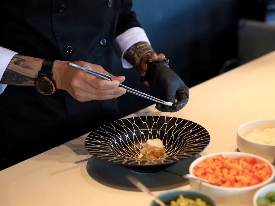连刘涛杨紫都是他的客人这个法国蓝带主厨还带来无菜单的新体验
