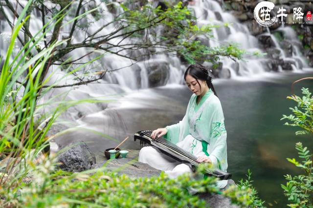 寄情山水间,抚琴一曲,高山流水觅知音 欢愉石溪中,畅饮一壶,往事随风