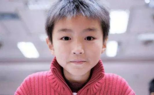 王俊凯整过容黑粉们来看看他从小到大的照片你就知道了