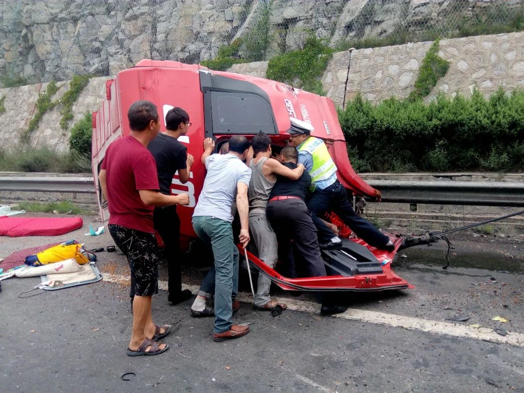 呂梁高速薛公嶺段發生一起追尾事故車頭車體分離視頻