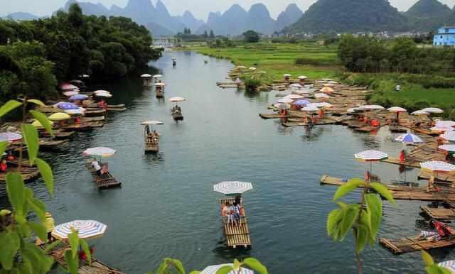 比較著名的有灕江,象鼻山,東西巷,靖江王城,蘆笛景區,七星景區,會仙