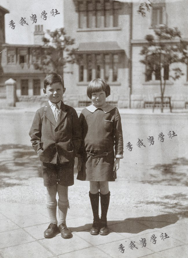 1925年,身穿校服的两个外国小孩子