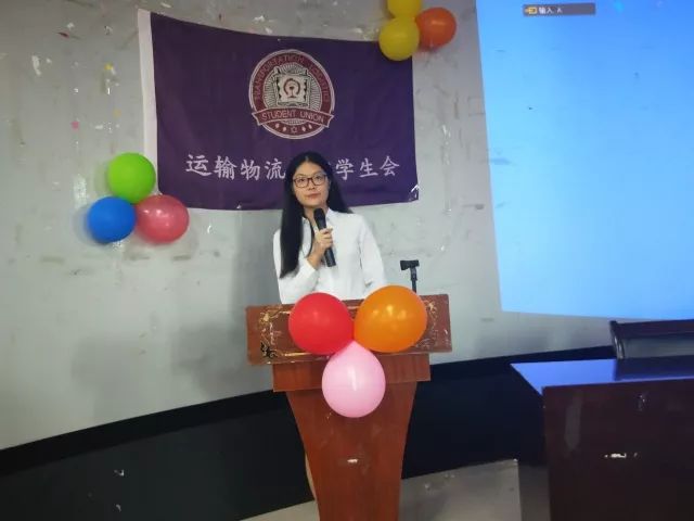 站上了竞选的舞台 在竞聘干事演讲完成后 由指导老师蒋丽霞上台发言