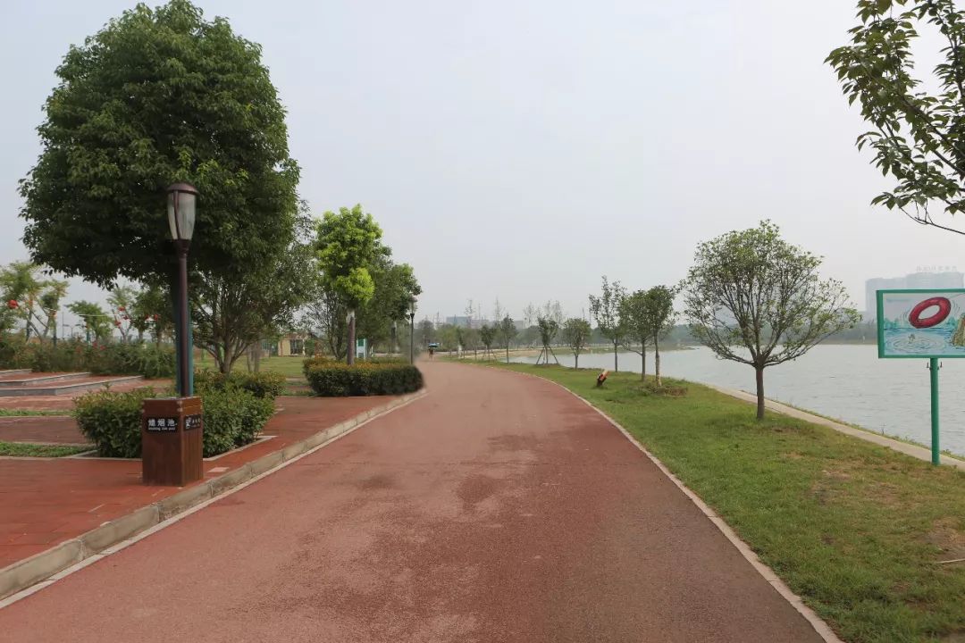 鹿鳴湖體育公園位於許昌中心城區中部偏東,北至永昌東路,南至陳莊街