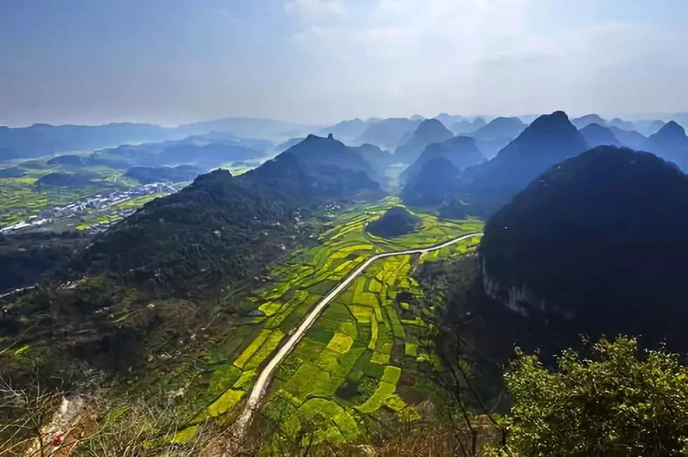 旅遊 正文 @秋水長天/攝 每個寨子都建有寨牆,碉樓,石頭外牆包裹著