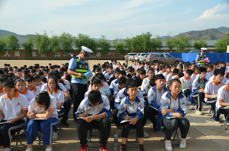 隆化蓝旗中学隆重召开市级平安校园颁奖暨法制教育主题校会