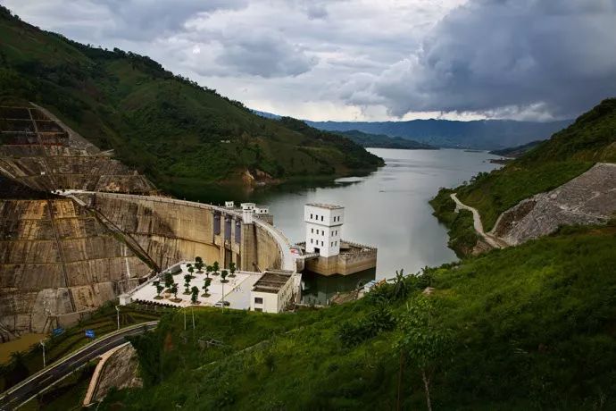 昔日建设树丰碑上图:云南那兰水电站,戈兰滩水电站昔日建设树丰碑桥街