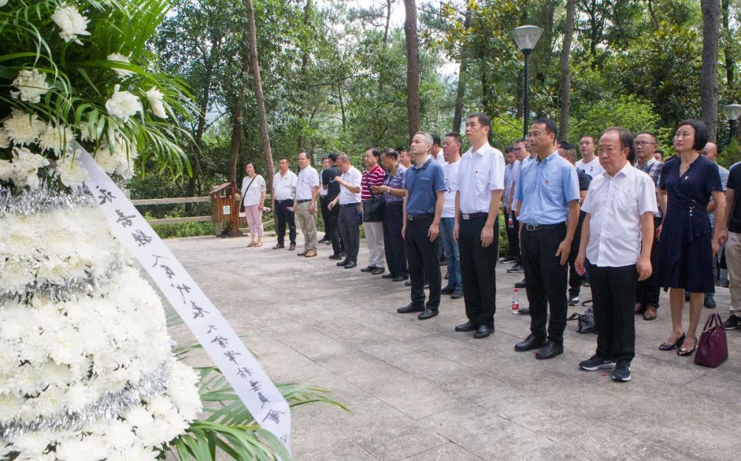 揭牌仪式现场庄严肃穆,全体人员向屿北抗日武装起义纪念碑肃立默哀