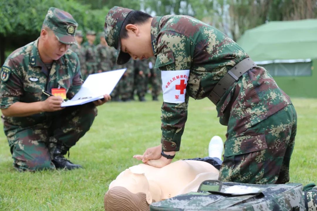 新兵心肺复苏图片