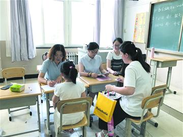 十万儿童小学入学现场确认 新市民子女明天开始报名